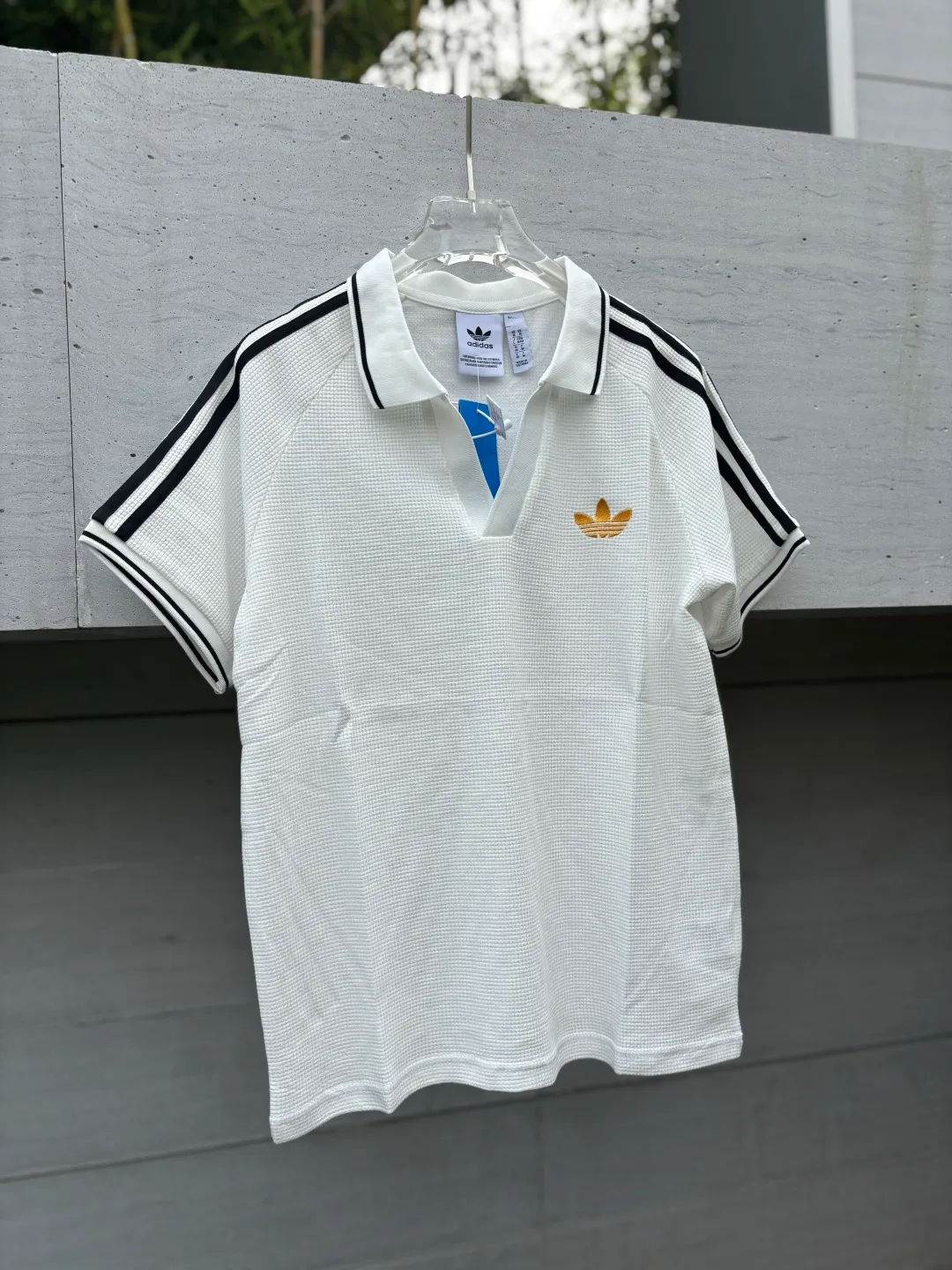 Chip version 𝟬𝟱𝟰𝟰𝟳# Exclusive real shot/difference between various stolen pictures and online picture versions on the market [𝗔𝗱𝗶𝗱𝗮𝘀Adidas clover chest embroidery for men and women Same Style𝗩 collar short sleeves] ✅Full set of 1:1 customized accessories ➕Customized three-label ➕𝗬𝘂𝗮𝗻 version hang tag ➕𝗹𝗼𝗴𝗼 packaging bag🔥 ➕Scan the tag to enter the official website. ✅Top Original version, ins Xiaohongshu Dewu Kuaishou and many bloggers wear it. ✅Adidas is a rare V-neck with no buttons, personalized setting and generous temperament, showing the elegance at a glance. ✅Three standards are customized with 270g waffle original Authentic custom-made imported fabrics for the watch, and the overall tailoring adopts three-dimensional structure tailoring! Ergonomically designed, more flexible when wearing! The cut is streamlined and streamlined, allowing you to move flexibly with your body! Integrates functionality, beauty and durability! Suitable for business, travel, leisure and many other occasions! ⭕The high version of the best products🐮is different from the junk products in the market🗯️The same picture but different prices means different versions. ❌Don’t be fooled by the same copywriters and pirated pictures from outside that mix and distribute high-luxury pictures at low prices. After comparing the quality, you will know where the gap is. Don’t lie. I don’t guarantee that my products are the cheapest, but I definitely guarantee that they are worth every penny of your hard-earned money! ‼ ️We don’t slash prices or lower prices, we supply products with heart and only make high-end versions!!! Breasts Jimei must see the details of my home clearly, the pictures of my home are all taken by the owner himself❤️ Color: White Size S-XXL